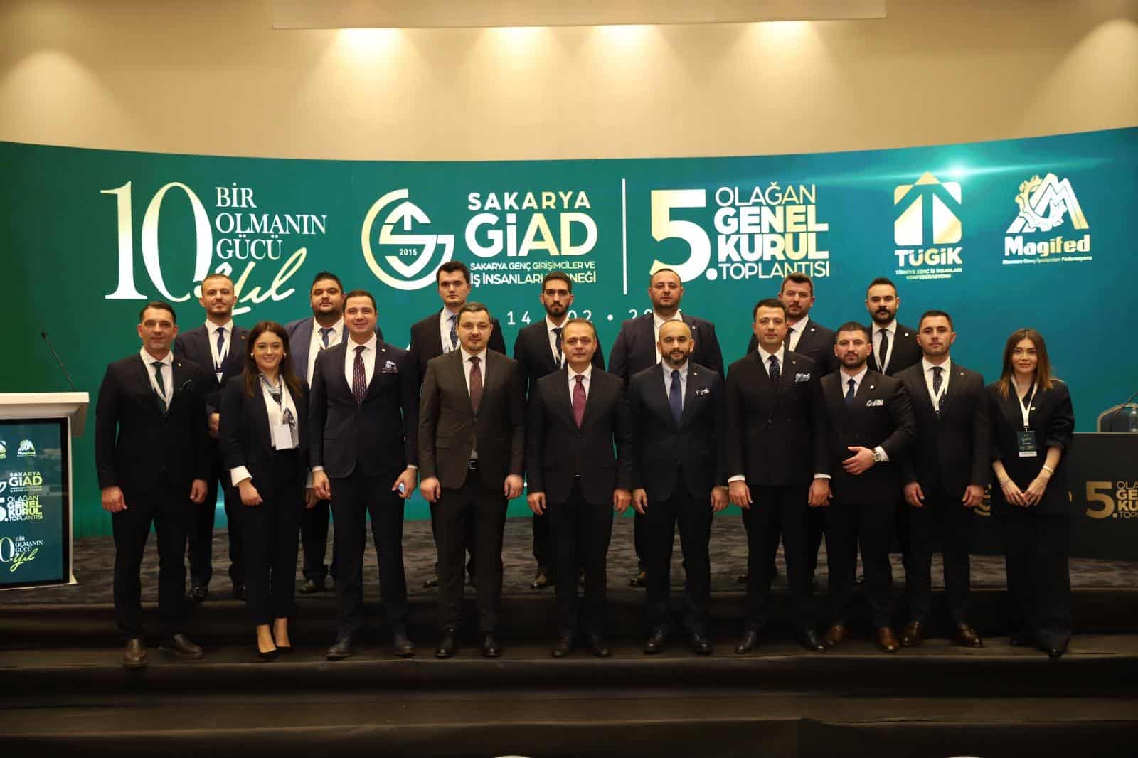 Basın Merkezi etkinliğinde katılımcılar ve konuşmacılar sahnede yer alıyor.